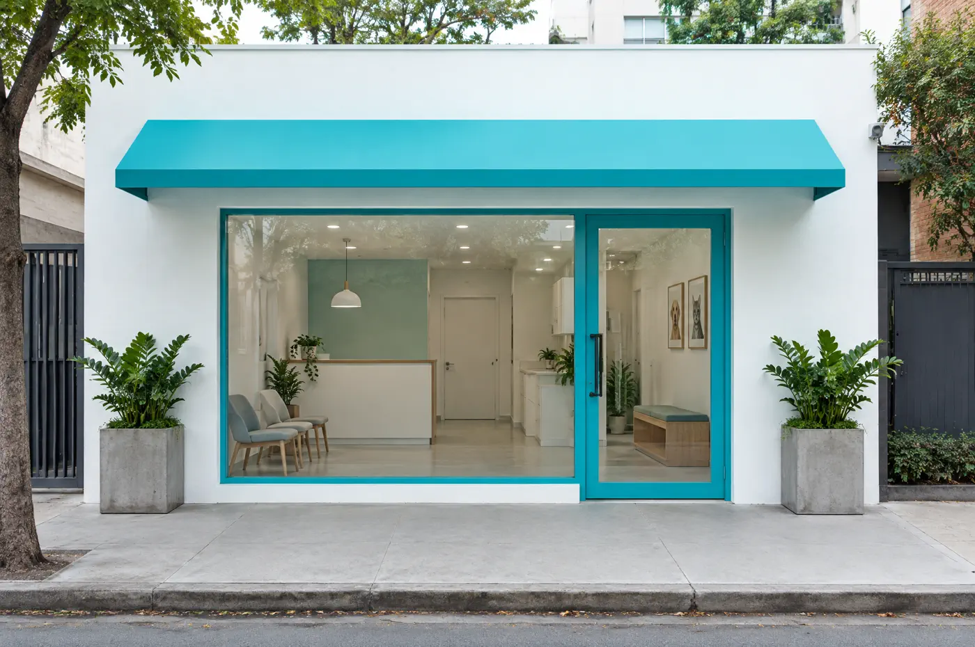 Fachada branca da clínica com toldo teal e vitrine de vidro