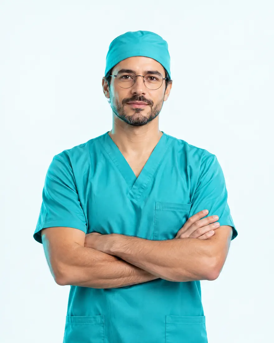Dr. Bento Garoa, de touca e pijama cirúrgico teal, braços cruzados